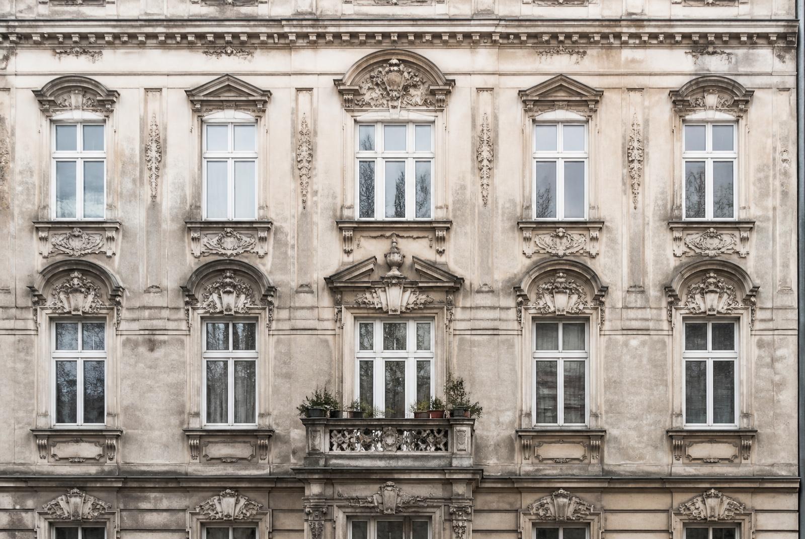 Denkmalgeschützte Altbaufassade mit historischem Stuck in München